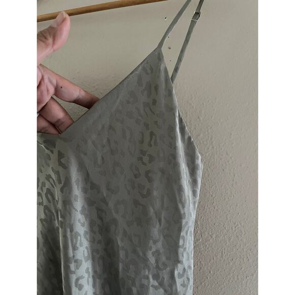 Show me your Mumu Zio Dress sage cheetah midi dress - Picture 3 of 8